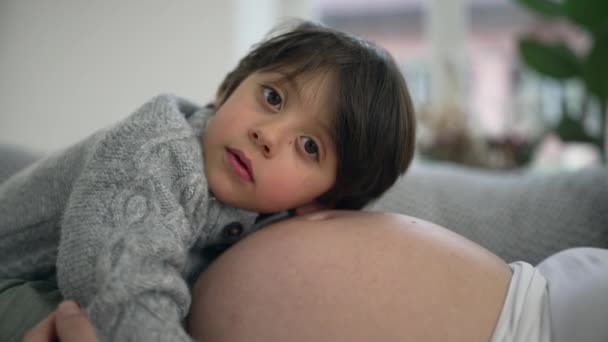 Aylık Hamilelik Boyunca Annesinin Karnına Yaslanan Yaşındaki Tatlı Bir Çocuğun — Stok video