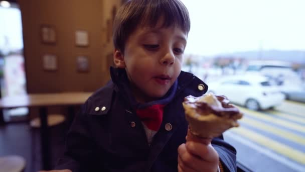 Молода Дитина Їсть Морозиво Міським Пейзажем Задньому Плані Хлопчик Насолоджується — стокове відео