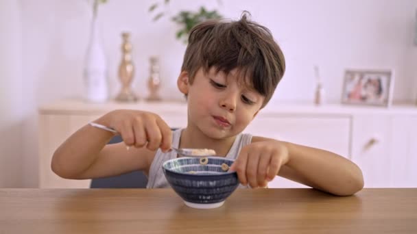Mały Chłopiec Kocha Swoje Ulubione Płatki Mlekiem Misce Śniadanie — Wideo stockowe