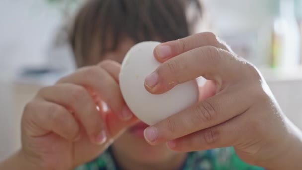 Харчування Терпіння Молодий Хлопчик Обережно Видаляє Оболонку Твердо Звареного Яйця — стокове відео