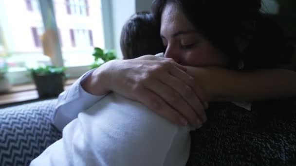Στοργική Μητέρα Αγκαλιάζοντας Υιός Στην Άνεση Στο Σπίτι Γονέας Παρηγορώντας — Αρχείο Βίντεο