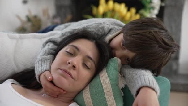 Madre Descansando Sofá Con Hijo Acostado Además Mostrar Cuidado Afecto — Vídeos de Stock