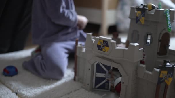 小男孩在卧室里玩玩具城堡 穿着睡衣玩想象游戏 在家里捕捉一个充满创意的早晨 — 图库视频影像