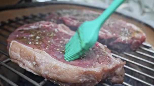 Silikonbürste Verteilt Würze Auf Brutzelndem Steak Auf Dem Grill — Stockvideo
