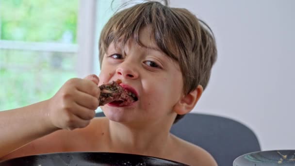 Παιδί Δείχνει Ότι Δεν Χρειάζεται Μαχαιροπήρουνα Για Απολαύσετε Καλό Κρέας — Αρχείο Βίντεο