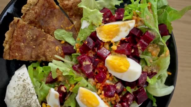 新鮮なレタスサラダ 調理されたコーン 卵およびビートロットが付いている大きい低カロリーの皿 — ストック動画