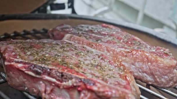 Barbacoa Progreso Humo Escapa Mientras Cierra Tapa Sobre Carne Jugosa — Vídeo de stock