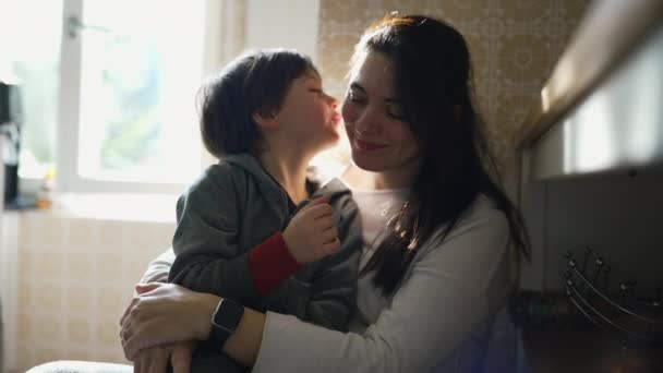 Mor Barn Limning Forhold Derhjemme Køkken Autentisk Kærlig Øjeblik Mellem – Stock-video