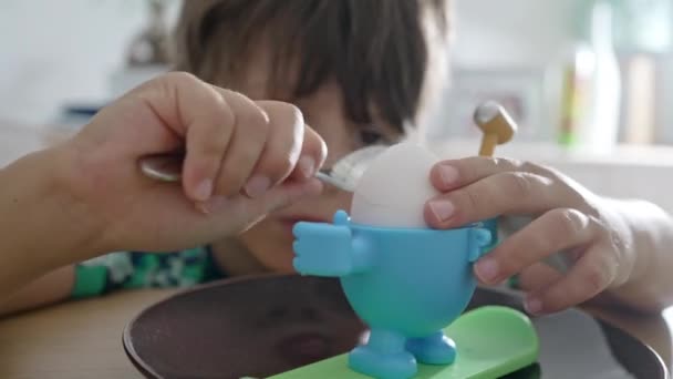 Liten Pojke Knäcka Ägg Shell Sin Favorit Barnvänlig Hållare Frukost — Stockvideo