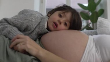 Hamile Anne ve Oğlu Bir Anı Paylaşıyor - Çocuk Karnında Dinleniyor, Bebek Hareketi Dinliyor, Sessizlikte Otantik Kaynaşma Sahnesi