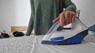 Beyaz gömleği ütüleyen ve katlayan Yetenekli Kadın Elleri