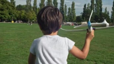 Çocuk, ele avuca sığmayan uçağı yakalar ve fırlatır. Kurtarmaya hazırdır.