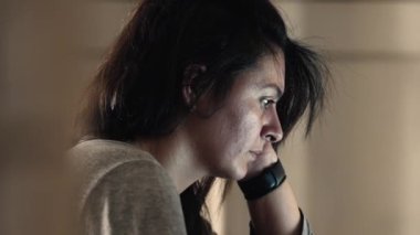 Ev Bilgisayarındaki İnternet Oturumunda Gece Geç Saatlere Kadar Bakılan Kadın