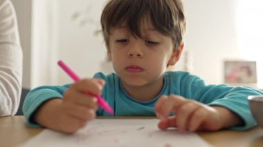 Çocuk okulunu bitirir ve yeni bir görev almaktan mutluluk duyar