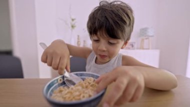 Lezzetli Kahvaltı - Küçük Çocuk Sütlü Gevrek Yemek İçin Heyecanlı