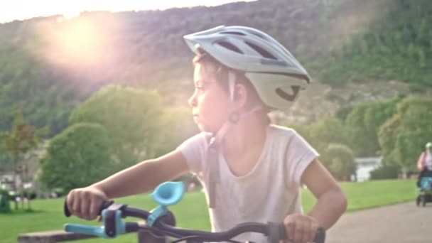 Handhållen Kamera Fångar Rörlig Fotografering Barn Cykling Parken Skymningen — Stockvideo