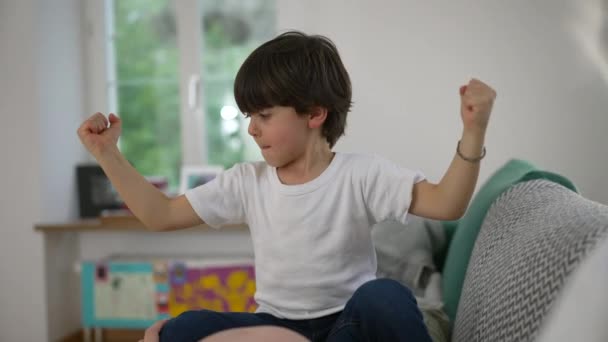 Lindo Niño Años Edad Flexión Brazos Mostrando Fuerza Casa Orgullosa — Vídeos de Stock