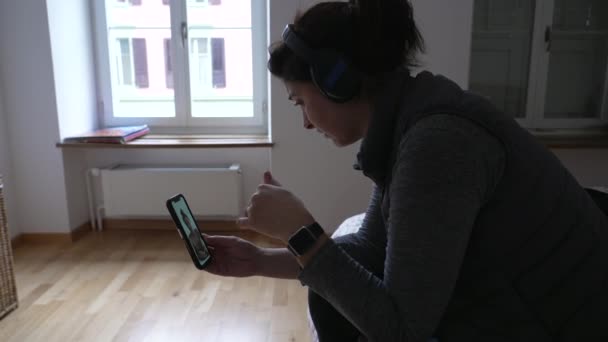 Vrouw Gesprek Met Een Vriend Videoconferentie Met Behulp Van Mobiele — Stockvideo