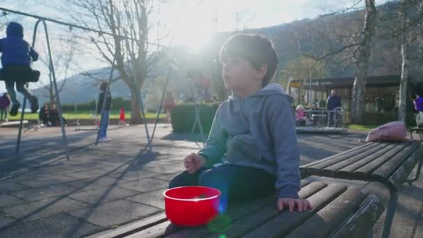 Dítě Sedící Lavičce Parku Jíst Bobule Občerstvení Těší Podzimní Slunce — Stock video