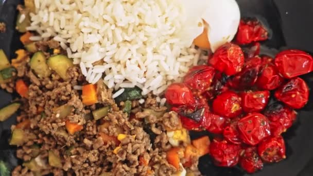 健康でおいしいお米 野菜と肉 煮た卵とローストトマト — ストック動画