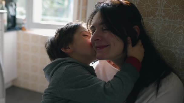 Anne Çocuk Bir Gerçek Anı Paylaşıyorlar Gerçek Hayat Kahkahaları Anne — Stok video