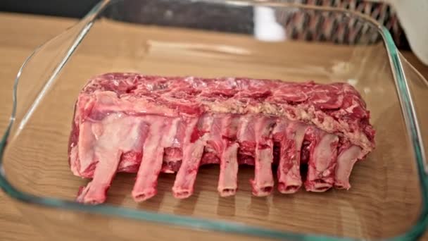 Gurmánská Večeře Krásný Rack Lamb Přijímá Domácí Koření — Stock video