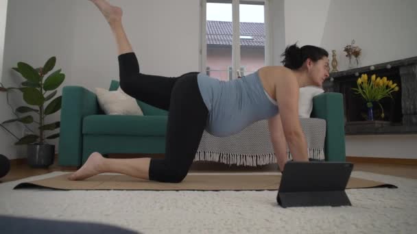 Sessione Yoga Digitale Donna Incinta Sulla Trentina Che Usa Tablet — Video Stock