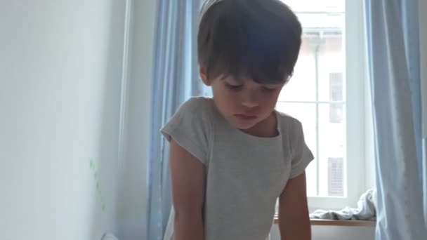 Brandende Energie Kid Probeert Verveling Angst Verminderen Door Actief Studeren — Stockvideo