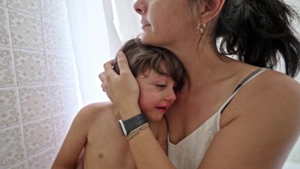 Moeder Troost Jong Jongen Tranen Letsel — Stockvideo