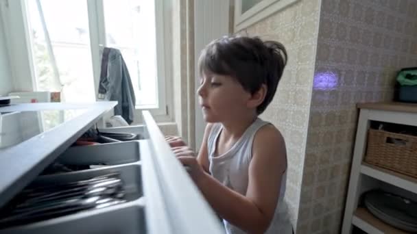 Αυτάρκης Μικρό Αγόρι Fetches Κουτάλι Από Συρταριέρα Κουζίνα Για Γεύμα — Αρχείο Βίντεο