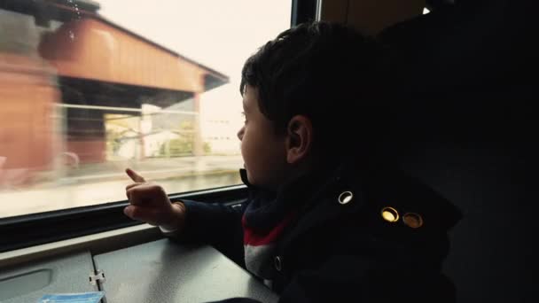Przemyślany Chłopiec Podróży Pociągiem Patrząc Mijający Krajobraz — Wideo stockowe