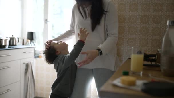 Tender Moment Mother Son Young Boy Inclinando Mãe Querendo Abraço — Vídeo de Stock