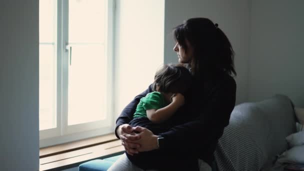 Tröstliche Fensterszene Schmerzhafte Mutter Und Verletztes Kind Emotionalem Moment — Stockvideo