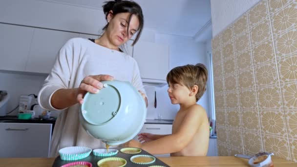 Cariñoso Hijo Abraza Mamá Mientras Ella Cocina Sabrosos Platos Cocina — Vídeo de stock