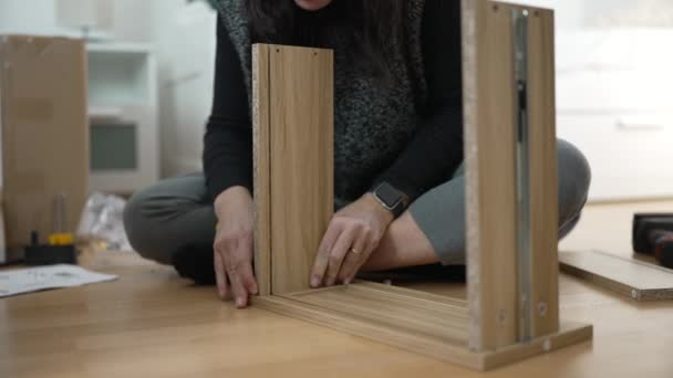 Table Chevet Artisanale Bâtiment Artisan Femelle Illustrant Processus Étape Par — Video