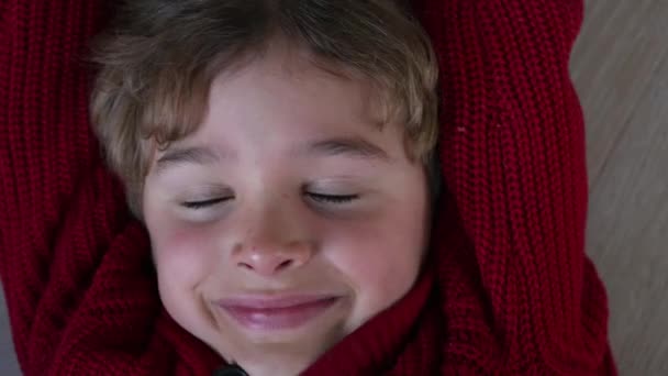 Mutlu Genç Çocuk Gülümsüyor Beyaz Erkek Çocuğun Yakından Çekilmiş Yüzü — Stok video