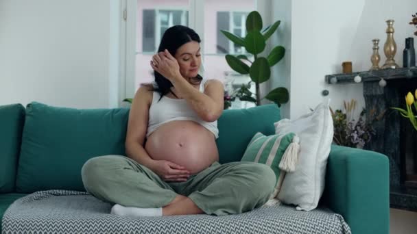 Radosne Oczekiwanie Radosna Kobieta Ciąży Relaksująca Się Kanapie Promieniejąca Szczęściem — Wideo stockowe