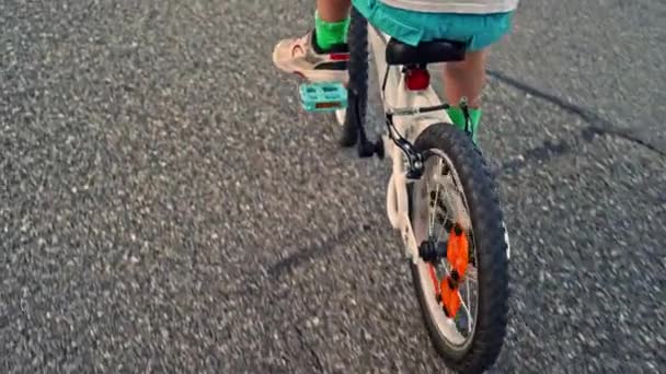 リトルボーイは瞬間を得て ヘルメットでダウンストリートを自転車で始める — ストック動画