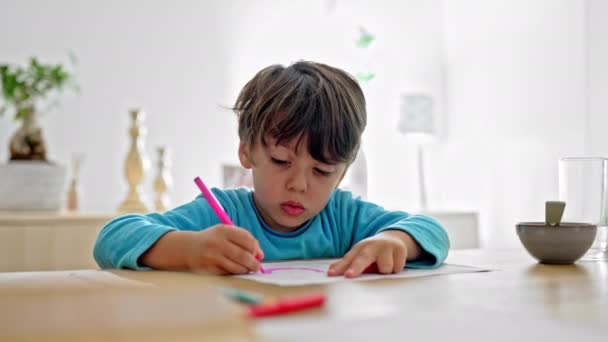 Enfant Apprenant Écrire Petit Garçon Concentre Sur Ses Devoirs Alphabétisation — Video