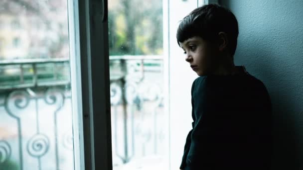 Menino Luta Com Doença Mental Casa Com Cor Verde Criança — Vídeo de Stock