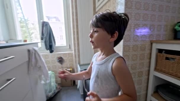 Тодлер Виправляє Помилку Маленький Хлопчик Повертає Запасну Ложку Назад Кухонний — стокове відео