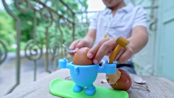 Çocuk Masa Görgülerini Gösteriyor Bir Kaşıkla Yumurta Kabuğunu Düzgünce Kırıyor — Stok video