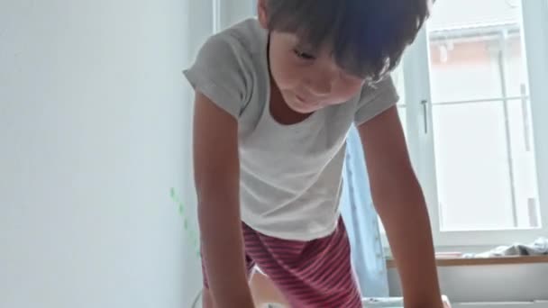 Rázza Csontváz Gyermek Megpróbálja Leégetni Energiát Miközben Tanul Mint Szorongó — Stock videók