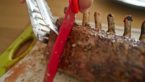 料理の喜び 熟練した彫刻されたラムの専門的に調理されたラック — ストック動画