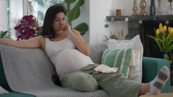 Evdeki Koltukta Oturan Düşünceli Hamile Kadın Zihinsel Olarak Derin Bir — Stok video
