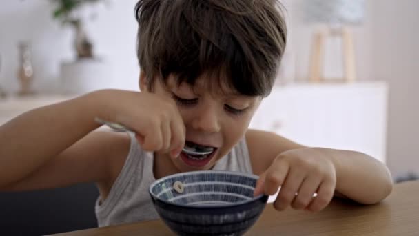 朝食ファイナル トッドラーは朝食の最後の穀物をすべて楽しむ — ストック動画