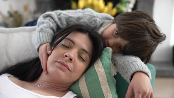 Oğlu Anneyi Evdeki Kanepede Dinlenirken Okşuyor Şefkatli Aile Bağı Ebeveyn — Stok video