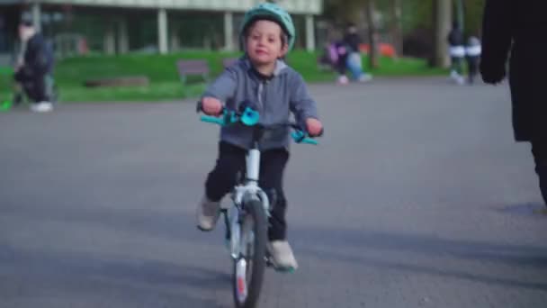 Gioioso Ragazzo Con Casco Energicamente Bicicletta Nel Parco Cavalcate Bambino — Video Stock