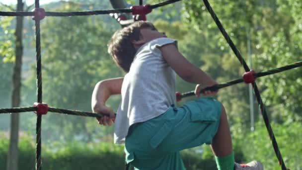 Jongen Demonstreert Kracht Evenwicht Terwijl Duurt Uitdaging Van Klimmen Speelgoed — Stockvideo