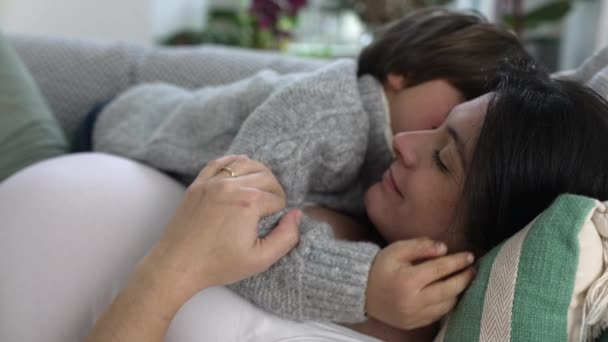 Anne Çocuk Evdeki Koltukta Uzanırken Dinlenme Otantik Gerçek Mutlu Lişkiler — Stok video